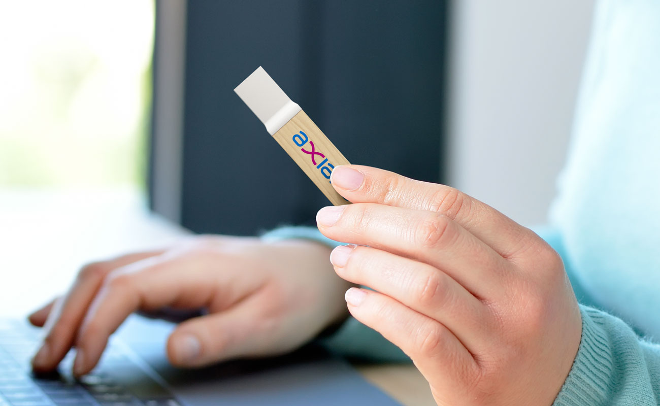 Carve - Clé USB en Bois Personnalisé gallery thumbnail